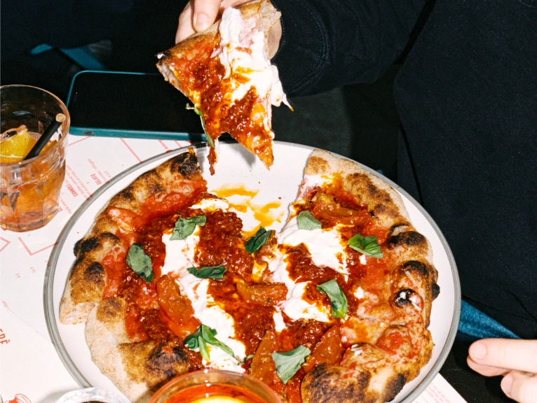 Aperitivo con pizza in giardino a Rimini